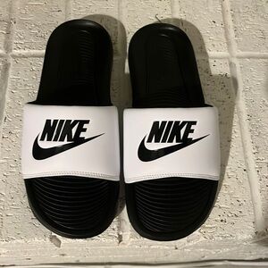 Nike sliders men’s size 9